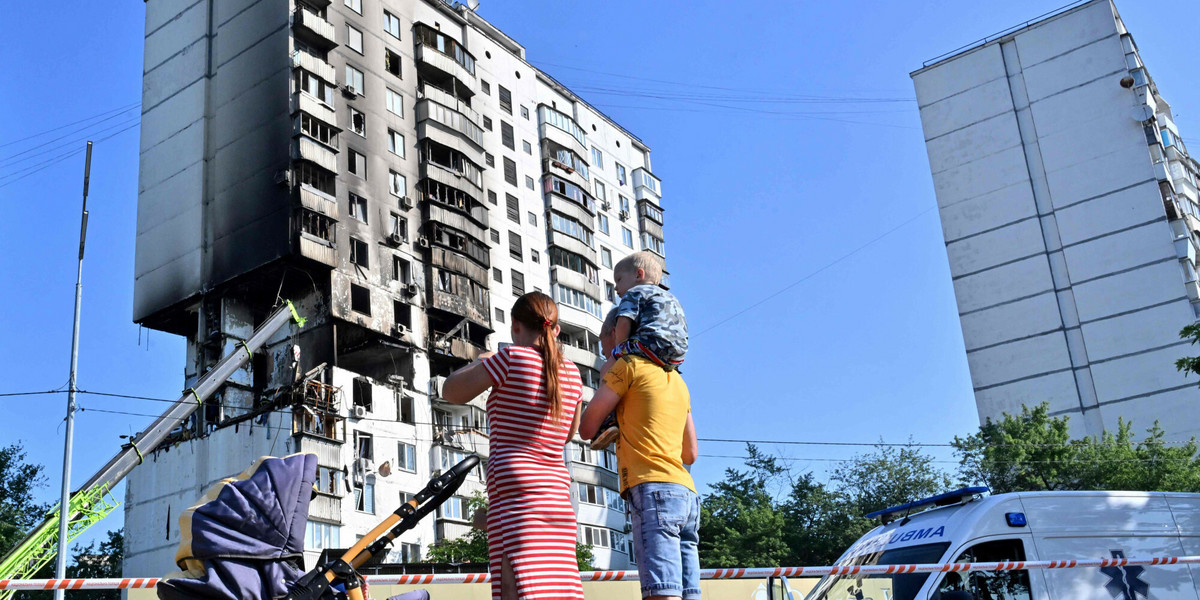 Zniszczony budynek w Kijowie