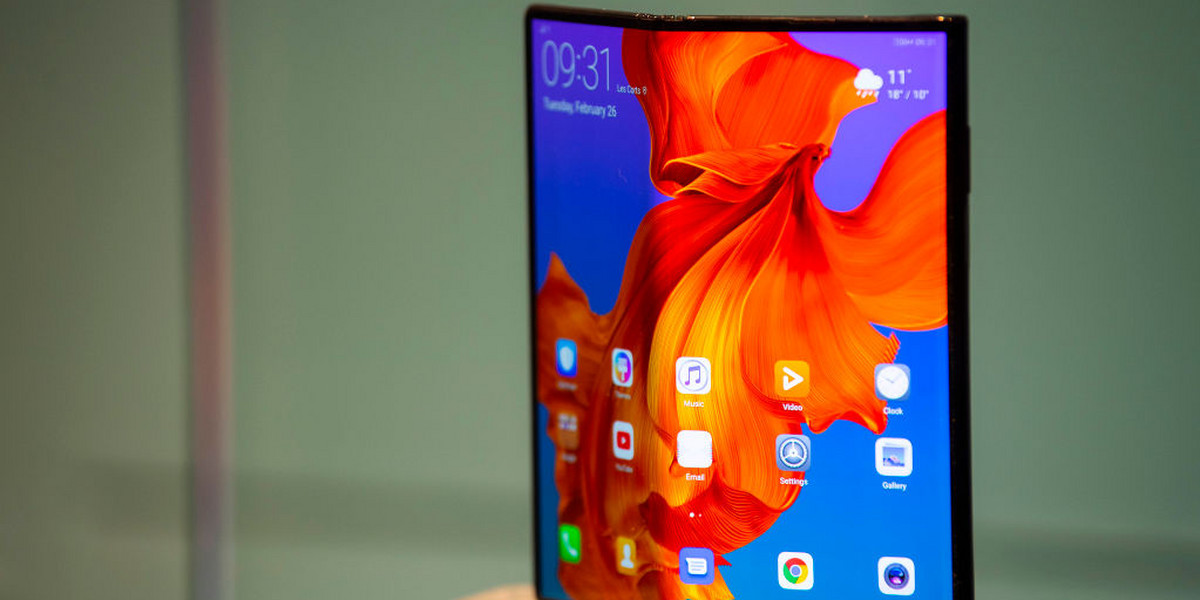 Huawei i Samsung w litym 2019 roku zaprezentowały swoje pierwsze składane smartfony: Mate X i Galaxy Fold. Zdaniem obu firm była wyginane ekrany miały stać się kolejny ważnym krokiem w ewolucji telefonów. Premiery obu urządzeń zostały przełożone.