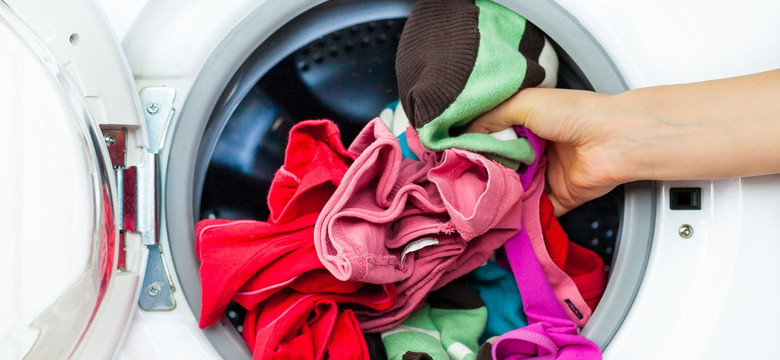 Jak uratować zafarbowane ubrania? Wrzuć do pralki skorupki z jajek