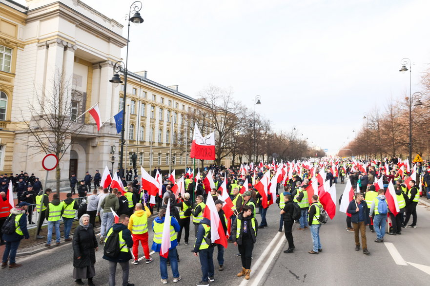 Protest rolników przed Kancelarią Premiera w Warszawie 27 lutego 2024 r.