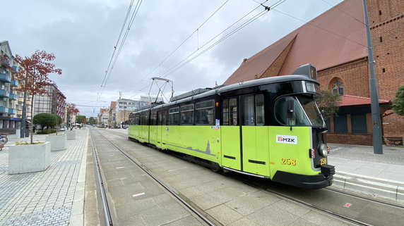 Autobus Jelcz M-11 i tramwaj typu 6ZGTW "Helmut" wożą pasażerów w Gorzowie