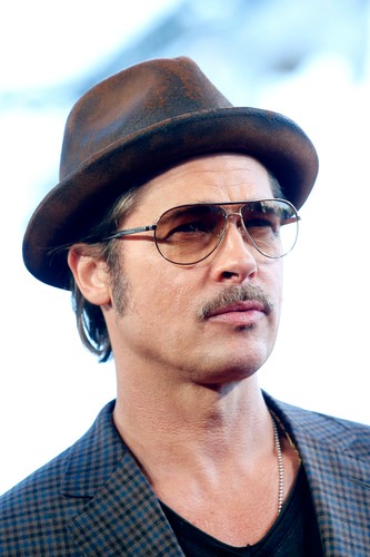 Brad Pitt pod wąsem w Paryżu