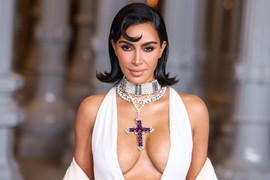 Kim Kardašijan lansirala NAJBIZARNIJE GAĆICE koje ste ikada videli: Na MIKRO TANGE našila STIDNE DLAČICE i sve rasprodala za par sati - ljudi kolektivno ZGAĐENI, ali ne prestaju da gledaju