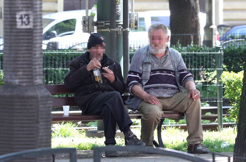 Alkohol na ławeczce