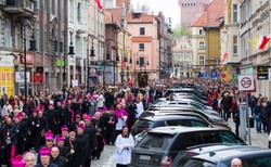 Uroczystości 1050-lecia chrztu Polski. Msza i procesja, a w tle protest zwolenników aborcji. ZDJĘCIA