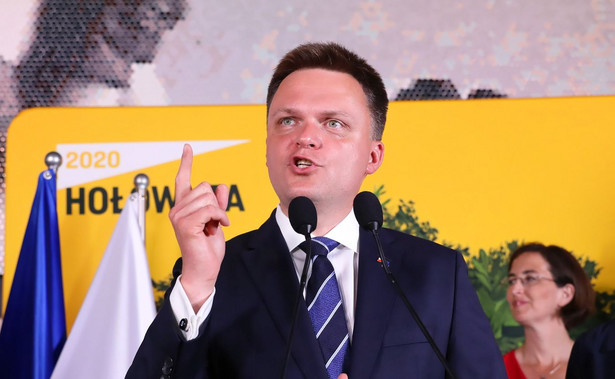 Warszawa, 28.06.2020. Wybory prezydenckie 2020. Kandydat na prezydenta RP Szymon Hołownia (C) z małżonką Urszulą Brzezińską-Hołownią (P) w sztabie wyborczym w Warszawie, 28 bm. W Polsce odbyła się I tura wyborów prezydenckich. Według wyników sondażowych Exit Poll Szymon Hołownia zajął rzecie miejsce uzyskując rezultat 13,3 proc. poparcia. (aldg) PAP/Leszek Szymański