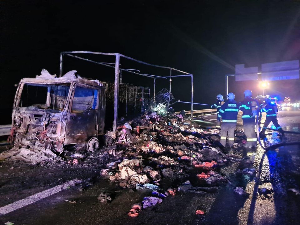 Cesta je v danom úseku kde zhorel kamión stále uzavretá.