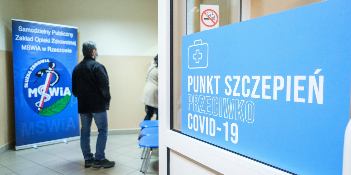 W Polsce ruszyły szczepienia na koronawirusa. Możliwość rezerwacji terminu dostaniemy 15 stycznia. Informacja o zaszczepieniu trafi do e-Kart Szczepień w systemie P1. Pacjent otrzyma też zaświadczenie o szczepieniu umożliwiające korzystanie z ułatwień oraz kod QR. 