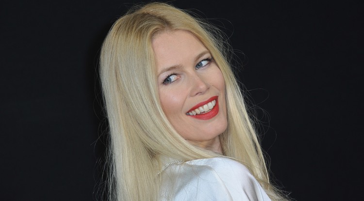 Elképesztő! Claudia Schiffer 47 évesen is bombázó - Fotók