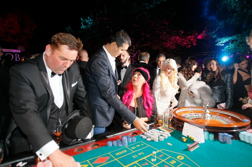 Marko Bulat razmišlja
o potezu, Zorica i Dara
 čekaju isplatu