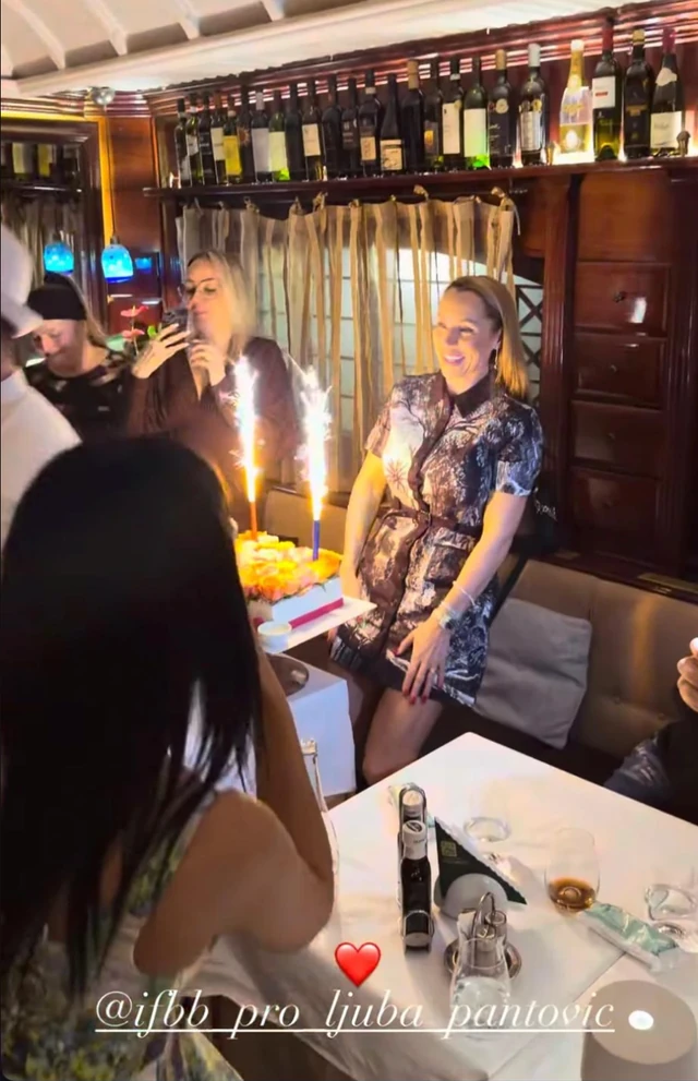 NAJZGODNIJA BAKA NA ESTRADI IMA ČETVORO UNUČADI, a niko ne veruje koliko je NAPUNILA GODINA: Oduvala svećice u MINIĆU! (FOTO)