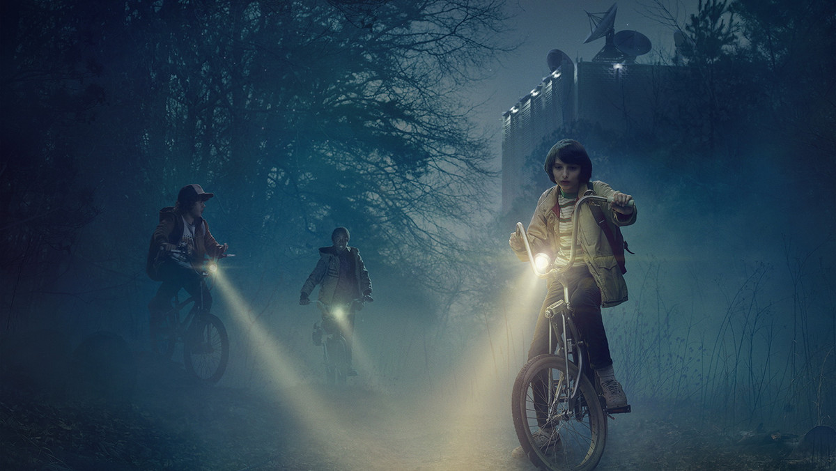 Ścieżka dźwiękowa do serialu "Stranger Things" ukaże się w dwóch częściach. Pierwsza zostanie wydana w wersji cyfrowej 12 sierpnia, a na CD 16 września. Druga część cyfrowo ukaże się 19 sierpnia, a na CD 23 września. Obie części soundtracku będą zawierać muzykę skomponowaną przez popularną eksperymentalną grupę S U R V I V E.