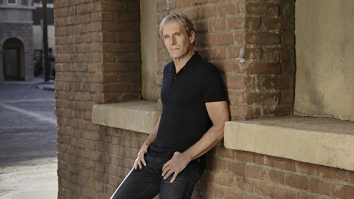 Michael Bolton 7 sierpnia zagra ze swoim zespołem w Warszawie. Fani czekali na ten koncert aż 6 lat! Nietuzinkowa propozycja, bo symfoniczna, tym razem wybrzmi na scenie hali COS Torwar. Największe hity artysty usłyszymy w nowych aranżacjach. To propozycja wyższej kultury, a jednocześnie przystępna cenowo, ceny biletów zaczynają się już od 90 zł.