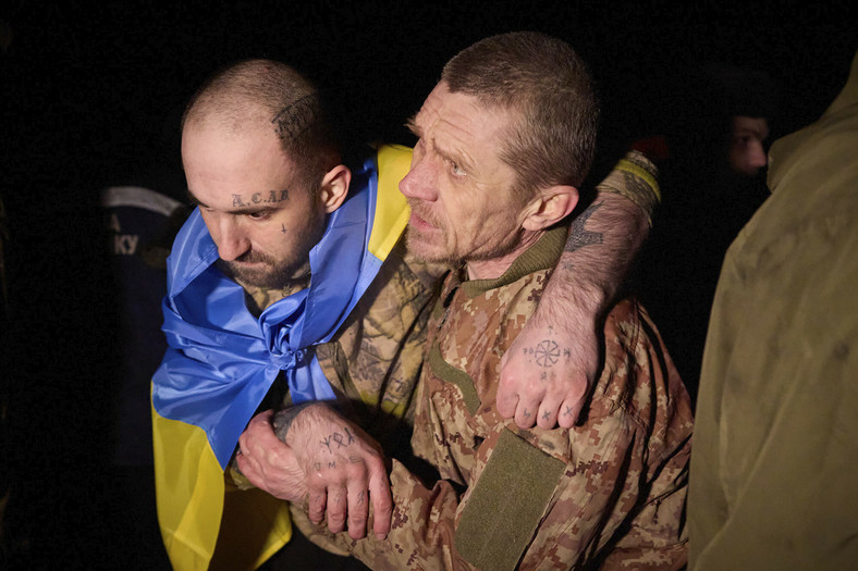 Ukraińscy jeńcy wojenni po wymianie więźniów w pobliżu Sumy na Ukrainie, 3 stycznia 2024 r.