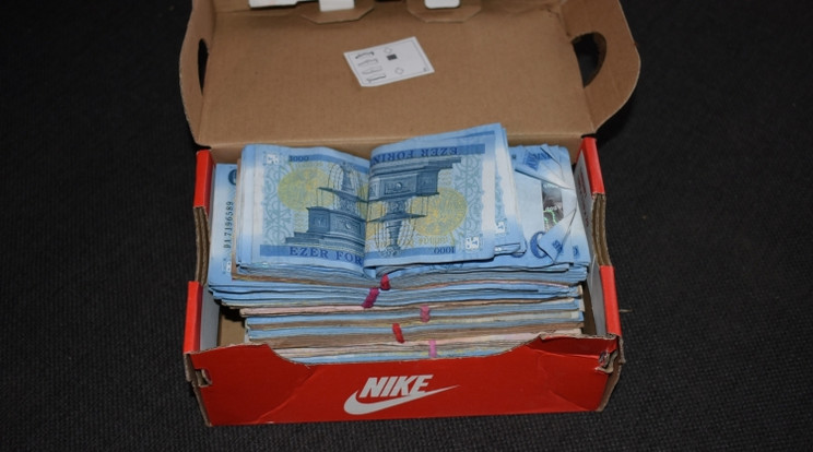 A dílerek egy cipősdobozba gyűjtötték a bevételt /Fotó: Police.hu
