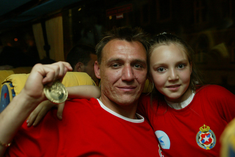 Artur Sarnat z córką Gosią świętują zdobycie przez Wisłę mistrzostwa Polski w 2004 r. 