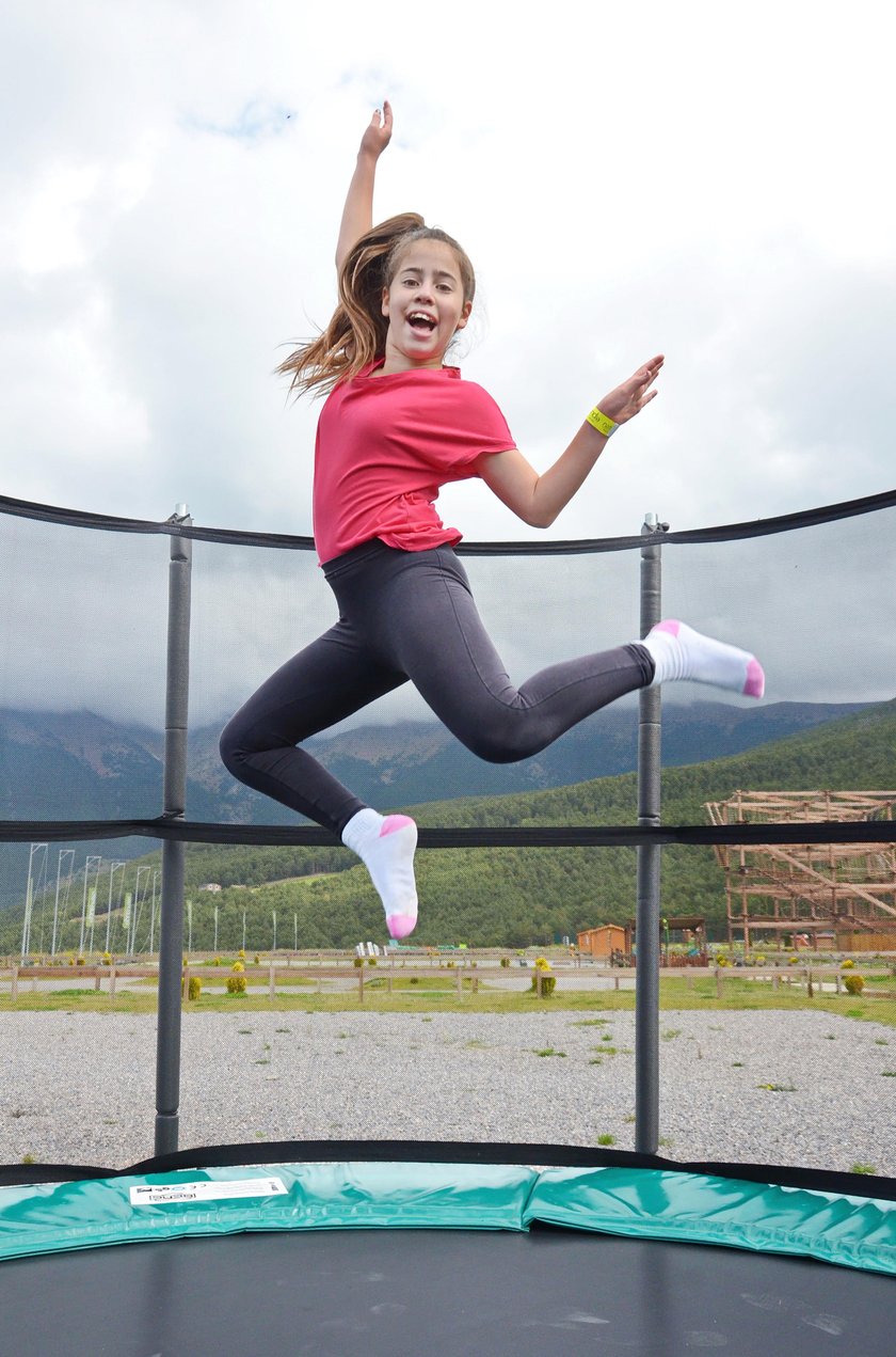 Dziecko skacze na trampolinie