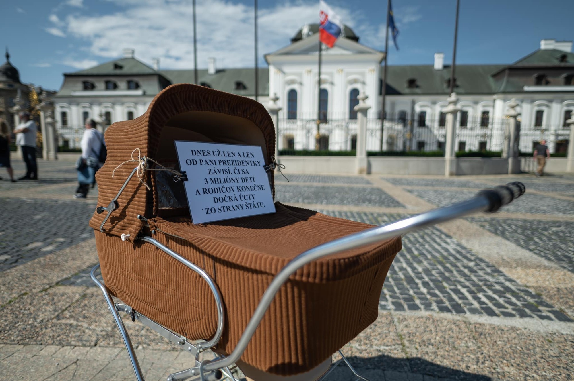 Záber s kočíkom, ktorý zdieľal Igor Matovič