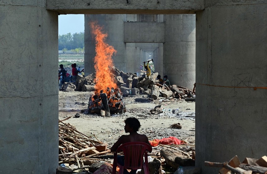 Spaljivanje tela pored reke Gang u Prajagraju