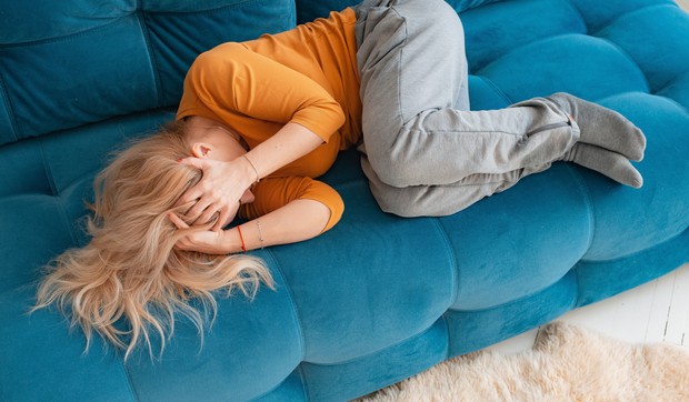 Menstrualna migrena je posebna vrsta migrene koja se javlja neposredno pre ili tokom menstruacije zbog naglog pada estrogena
