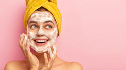 Pianka do mycia twarzy - jaka będzie najlepsza? Czy działa lepiej niż żel oczyszczający?
