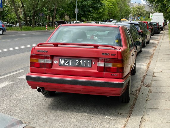 Czarne tablice - jakie auta wciąż je mają?