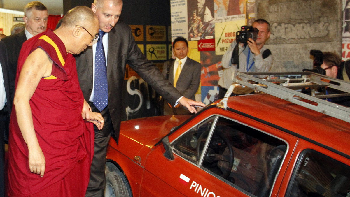 Dalajlama XIV zwiedził w środę przygotowaną z okazji 30-lecia powstania Solidarności wystawę "Solidarny Wrocław". Był to pierwszy punkt dwudniowej wizyty duchowego przywódcy Tybetańczyków we Wrocławiu.