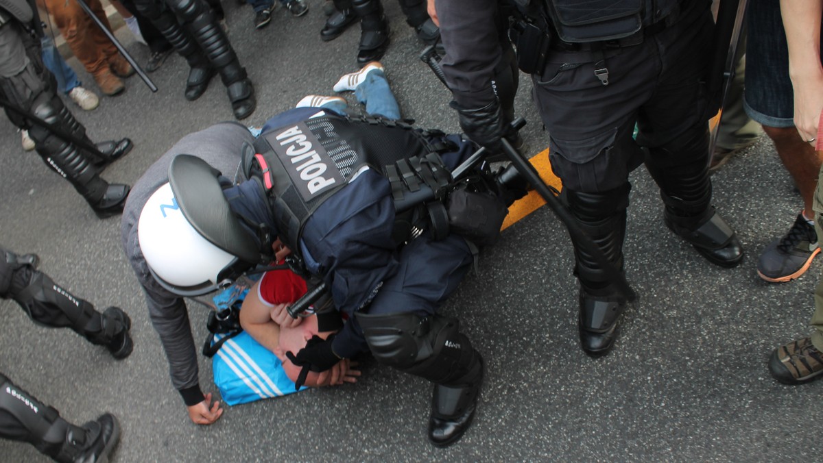 Aż 140 osób, w tym 10 policjantów zostało poszkodowanych w bijatykach, do których doszło przed i po wtorkowym meczu reprezentacji Polski z Rosją w Warszawie. Zatrzymano w sumie 184 osoby.