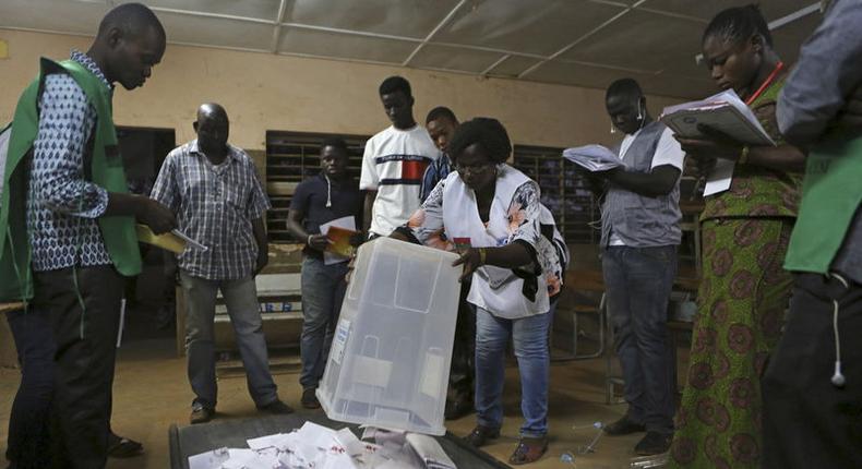 Electoral officials count ballots during the presidential and legislative election in Ouagadougou, Burkina Faso, November 29, 2015. REUTERS/Joe Penney