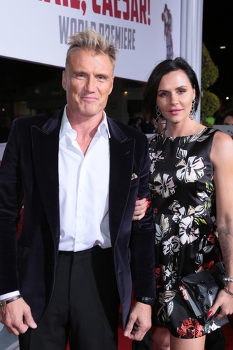 Dolph Lundgren z Jenny Sandersson na premierze 'Ave Cezar!'
