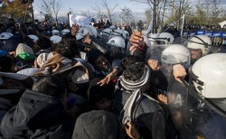 Imigranci ekonomiczni atakują... uchodźców. Kolejne zamieszki na granicy grecko-macedońskiej