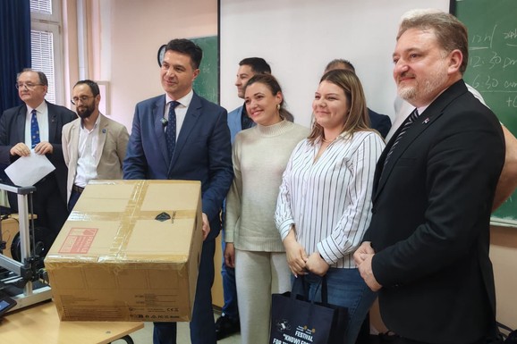 Pavlović prisustvovao dodeli sertifikata i uručenju štampača za 11 niških osnovnih škola: Radite na novim idejama i projektima, grad će dati podršku