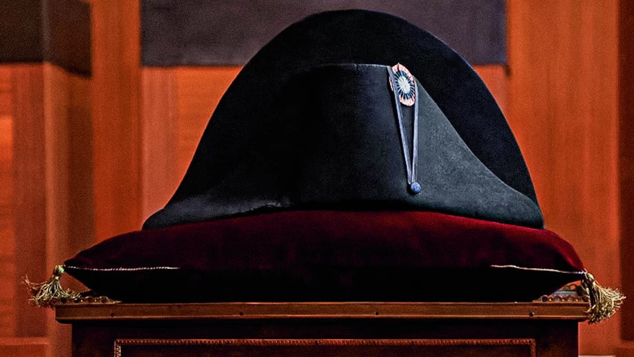 1,9 mln USD – kapelusz Bikorn noszony przez Napoleona Bonaparte (jego autentyczność potwierdzono badaniami DNA).