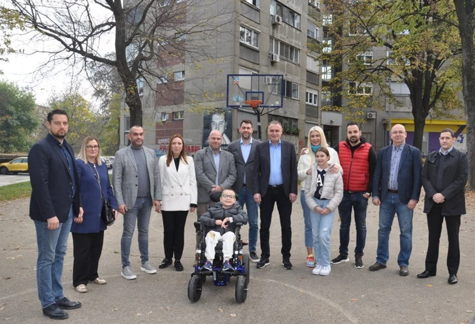 Matiji Jovoviću, koji boluje od SMA dobio elektromotorna kolica