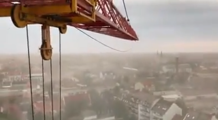 „Be vagyok szarva rendesen” – halálfélelme volt egy darukezelőnek, amikor lecsapott a vihar Szegedre – videó