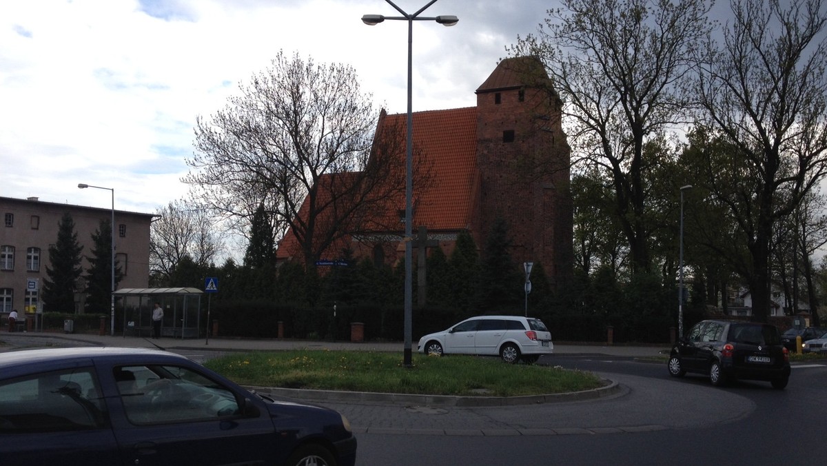 Nie zależy im na pomniku. Mówią, że wystarczy pamiątkowa tablica albo kamień. W ten sposób mieszkańcy wrocławskiego Muchoboru Wielkiego chcą uświetnić rocznicę 860-lecia powstania swojego osiedla. Pismo w tej sprawie trafiło już do przewodniczącego komisji kultury w radzie miejskiej. Ale pewności, że miasto wesprze inicjatywę mieszkańców i sypnie groszem, nie ma żadnej.