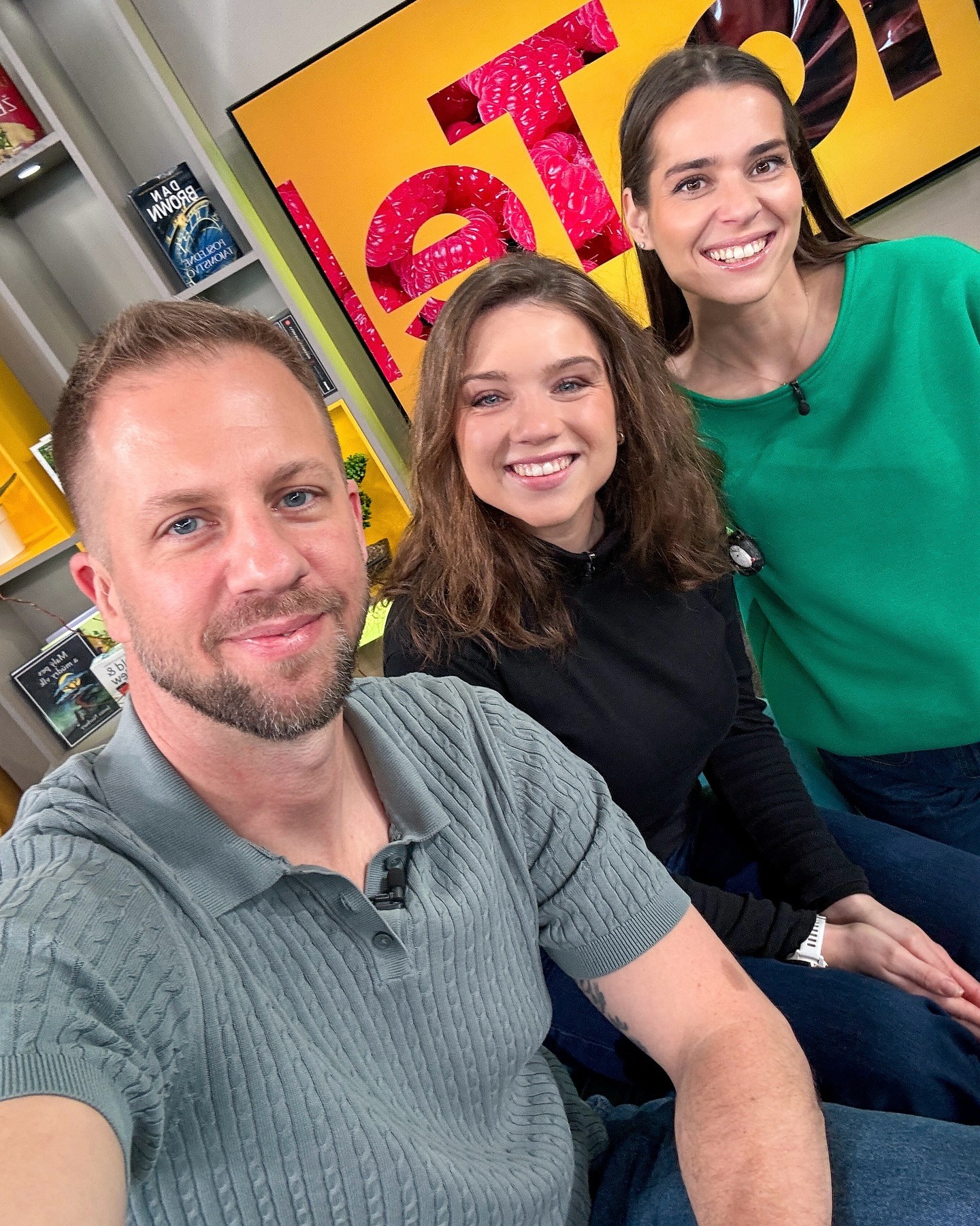 Moderátori Telerána Lucia Hlaváčková, Matúš Krnčok a herečka Lesana Krausková (uprostred).