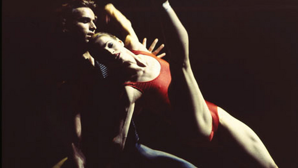 Przez 20 lat gwiazda Royal Ballet Deborah Bull utrzymywała godną pozazdroszczenia figurę. Dopiero teraz jednak zdecydowała się ujawnić, że zapłaciła za to wysoką cenę - przez ponad połowę kariery nękały ją zaburzenia łaknienia.