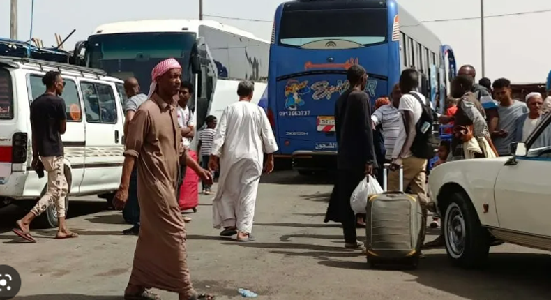 Stranded travellers fleeing Sudan were not allowed to cross into Egypt. (Social News XYZ)