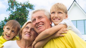 800+ dla emerytów za wychowane dzieci? Petycja w Sejmie budzi emocje. Czy świadczenie ma szansę wejść w życie?