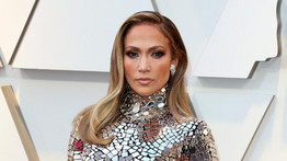 Hoppá: arany ruhában hódított a vörös szőnyegen Jennifer Lopez