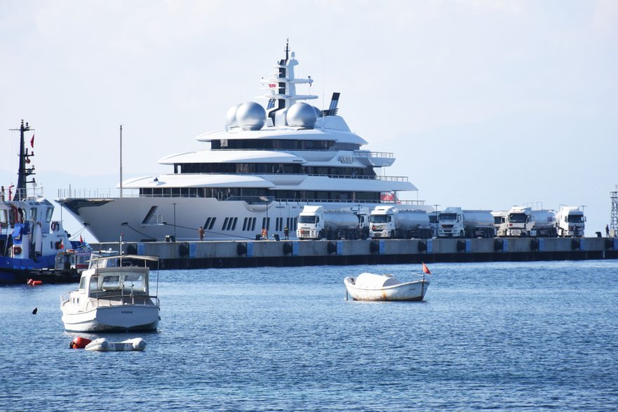 Jacht Amadea, należący do Sulejmana Kerimowa. Wnętrze mieści 16 gości w 8 kabinach, w tym dużą sypialnię i lożę VIP. Na pokładzie znajduje się także lądowisko dla helikopterów