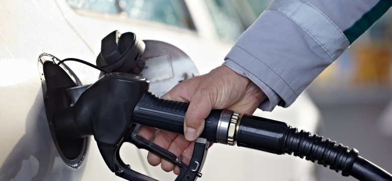 Giganci paliwowi mnożą zyski i kłopoty