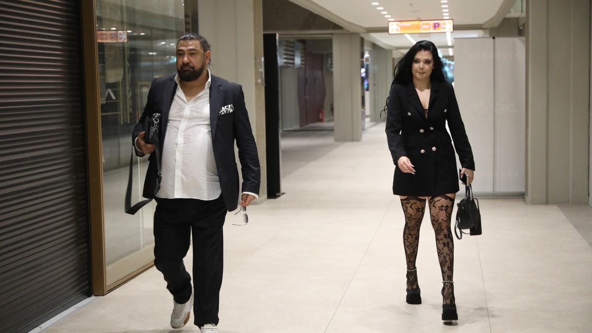 Pevač se RAZVODIO SEDAM PUTA, a sad se na slavlju kod Amidžića pojavio sa zanosnom crnkom: Svi pogledi uprti u nju, DOŠLA U HALTERIMA (FOTO) Kép