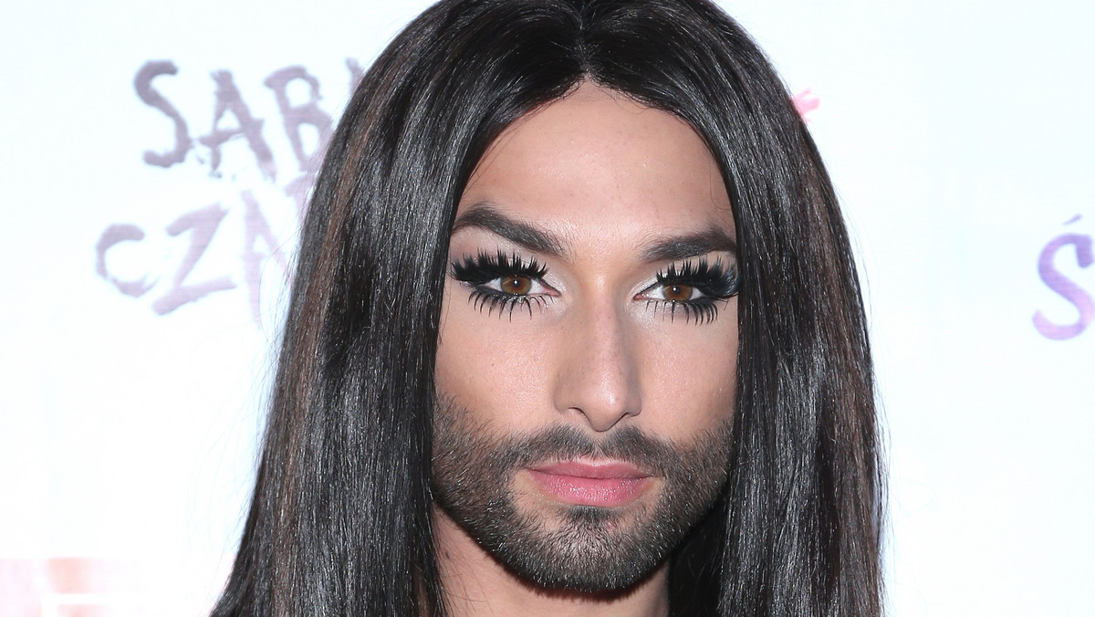 Conchita Wurst od samego początku kariery budziła ogromne kontrowersje. I w dalszym ciągu nie zamierza przestać szokować. Tym razem wprawiła fanów w osłupienie nową fryzurą. Conchita zrezygnowała ze długich włosów, które były jej znakiem rozpoznawczym. Teraz austriacka drag queen wygląda zupełnie inaczej.