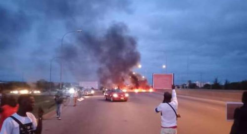 Protesters block the Abuja airport road (Omoyele Sowore)