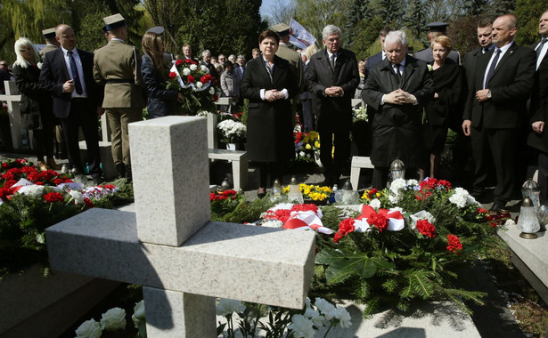 Beata Szydło i Jarosław Kaczyński na Cmentarzu Wojskowym na Powązkach