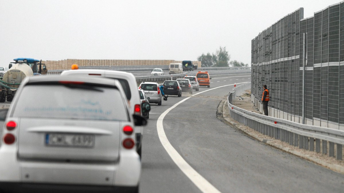 Nawet godzinę trzeba czekać w okresie wakacji i przedłużonych weekendów na przejazd przez bramkę na niektórych autostradach. Według GDDKiA największe korki tworzą się na A4 w aglomeracji katowickiej i na A1 na Pomorzu; w najbliższych latach raczej nie uda się tego zmienić.