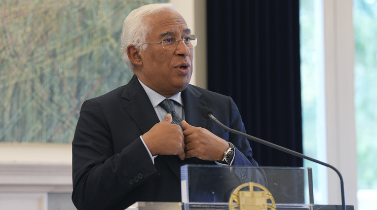 António Costa portugál miniszterelnök sajtótájékoztatót tart Lisszabonban 2023. november 7-én, amelyen bejelentette lemondását. Costa bejelentésére azt követően került sor, hogy korrupció gyanúja miatt a hatóságok őrizetbe vették kabinetfőnökét és házkutatást tartottak több közintézményben / Fotó: MTI/AP/Ana Brigida