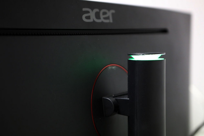 Acer Nitro EI1 - podświetlenie LED w kolumnie monitora